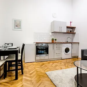 B63 2 Bedroom In Heart Of Apartamento